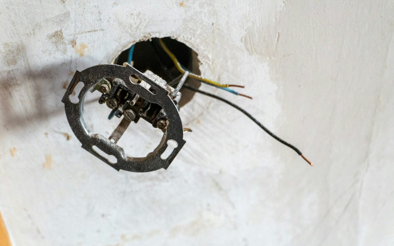 Beispielbild: Unterputzdose mit Leitungen in der offenen Wand