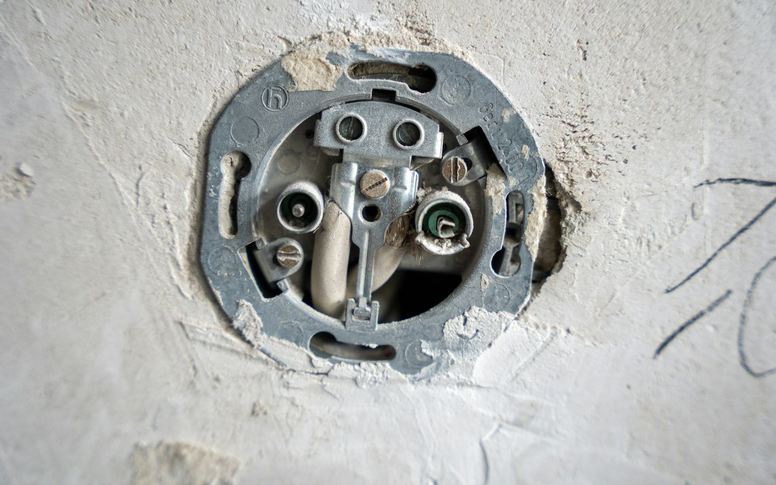 Beispielbild: Dose mit Einsatz in der verputzten Wand